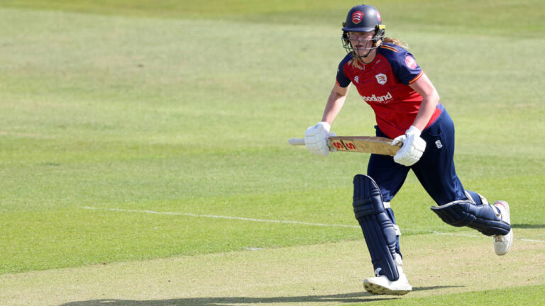 Scrivens and Macleod keep Essex rolling کرکٹ میں شاندار کامیابی