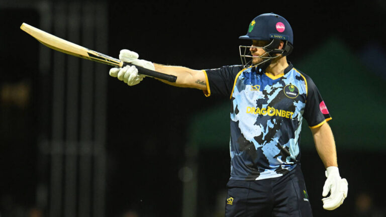 Dickson helps Glamorgan past old side Somerset on night of floodlight drama – ڈکسم کی مدد سے گلیمورگن نے اپنے پرانے حریف سمرسیٹ کو فلڈ لائٹ ڈرامے کی رات شکست دی